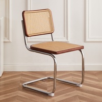 Minimalistischer Holz-Esszimmerstuhl mit Netzrattan-Rückenlehne und Verchromten Metallbeinen für Boutique-Hotels
