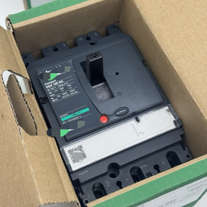 Interruttore Sezionatore Compatto Elettrico LV430629 3P NSX160NA Controllore di Programmazione Automazione Industriale - Product Image 1