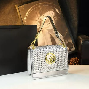 2026 Lüks Kadın Çantası Yüksek Kaliteli Kol Altı Omuz Çantası Şık Kızlar İçin Doğum Günü Hediyesi - Product Image 4