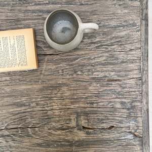Table basse rustique en bois flotté antique, en olivier récupéré, style Wabi Sabi, gris patiné, meuble de salon - Product Image 6