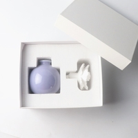 Diffuseur de parfum d'ambiance artisanal en porcelaine et céramique, en forme de fleur, avec pierre d'huile essentielle et bâtonnets en rotin
