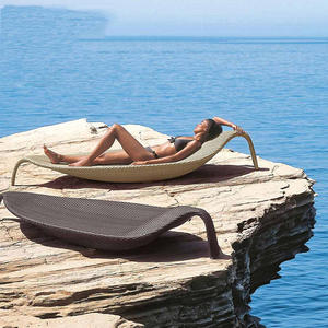 Chaise longue d'extérieur en rotin, lit de repos en feuilles de rotin, structure en alliage d'aluminium, résistant aux UV, imperméable, mobilier de bord de piscine, design minimaliste - Product Image 3