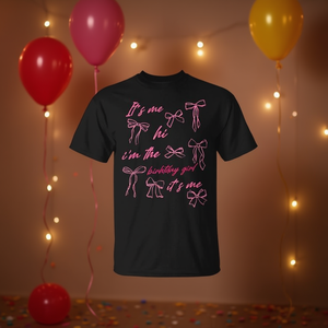 Camiseta de Cumpleaños Coqueta, Camiseta Promocional Personalizada con la Frase 'Soy yo, hola, soy la cumpleañera' - Product Image 3