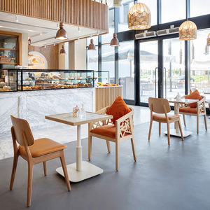 ชุดเฟอร์นิเจอร์ร้านกาแฟร้านอาหารสไตล์โมเดิร์น โต๊ะหินอ่อนทรงสี่เหลี่ยม โครงไม้ เก้าอี้หุ้มหนัง เหมาะสำหรับร้านเบเกอรี่เค้กส้ม ร้านกาแฟ และร้านอาหาร - Product Image 1