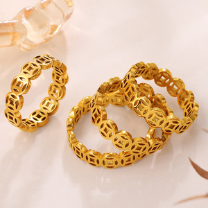 แหวนทองแดงลายฉลุสไตล์ยุโรปอเมริกัน ดีไซน์หรูหราเบาๆ แบบเฉพาะกลุ่ม  นำโชค  สามารถสวมซ้อนกันได้  แฟชั่นสำหรับทั้งชายและหญิง - Product Image 3