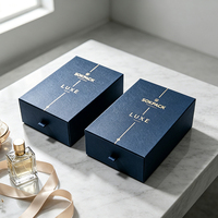 Boîte cadeau de luxe personnalisée pour parfum, en carton rigide bleu foncé texturé, avec logo en feuille d'or, emballage coulissant pour flacon de parfum