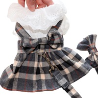 Ensemble de vêtements pour animaux de compagnie en gros : Jupe à bretelles à carreaux pour chien avec nœud en dentelle et laisse – Vente directe usine