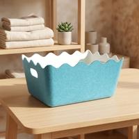 Panier de rangement en feutre ondulé bicolore avec moulures intégrées, poignées découpées et bordure fleurie