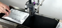 Nouvelle imprimante jet d'encre portable à écran tactile automatique 20m/min 600dpi pour codage continu de codes QR et codes-barres sur cartons en plastique