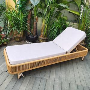 Tumbona Moderna de Ratán con Cojín de Espuma Viscoelástica, Respaldo Ajustable, Muebles de Patio para Exteriores, Diseño Contemporáneo, Patas Cónicas - Product Image 4