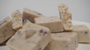 Chocolate Blanco con Nueces Certificado Halal, Grado Alimenticio, OEM/ODM, Mini Bloques, Paquete Personalizado al por Mayor, Snack <span class=keywords><strong>de</strong></span> Chocolate - Product Image 3