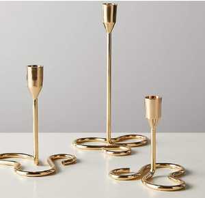 Ensemble de porte-bougies en métal doré, base en forme de cœur, support pour bougies coniques, fait main, décoration pour la maison et les mariages - Product Image 1