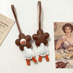 Lindo Colgante de Pato de Dibujos Animados de Cuero PU para Bolso, Llavero Decorativo para Coche y Mochila, Regalo para Niñas - Product Image 3