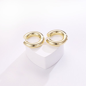 CM perhiasan grosir kuningan 14k berlapis emas wanita Vintage sederhana 5mm tebal anting Hoop geometris Glossy bentuk U anting-anting Huggie - Product Image 6