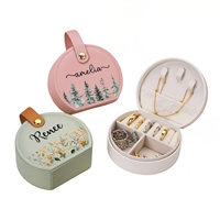 Boîte à bijoux en cuir personnalisée avec nom et fleur de naissance, étui de voyage demi-lune sur mesure pour cosmétiques et colliers, idéal pour mariage et fête nuptiale