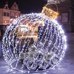 Boule lumineuse de Noël en plastique et métal pour la décoration extérieure de fêtes et de jardins - Product Image 6
