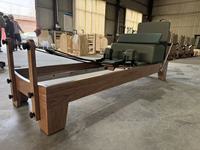 Machine de Pilates Reformer en noyer personnalisable, qualité professionnelle, avec barre de repose-pieds réglable et ressorts