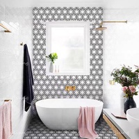 Mosaïques murales en pierre naturelle à motif floral hexagonal moderne blanc de Carrare avec des accents de pierre noire pour salle de bain cuisine