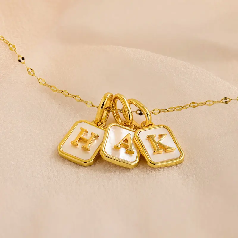 Venta caliente latón 18K chapado en oro letras iniciales colgante cuadrado personalizado madre de perla inicial encanto collar