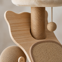 Arbre à chat multifonctionnel moderne avec design silhouette de chat, poteau à gratter en sisal, balle suspendue et piste en bois massif