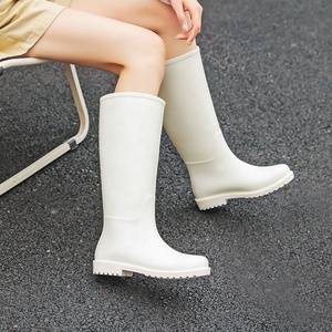 Botas de chuva femininas em PVC de cor pura de alta qualidade, sapatos de chuva à prova d'água para mulheres, moda feminina antiderrapante - Product Image 1