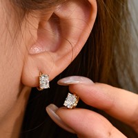 Boucles d'oreilles créoles solitaires taille radiant en or 18 carats avec diamant de laboratoire certifié IGI 1 carat, style Hailey – Icône de la haute couture et des célébrités