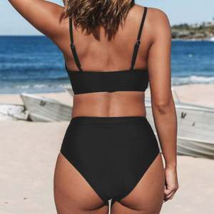 ชุดบิกินี่หรูหราสำหรับผู้หญิง คอลเลคชั่นใหม่ปี 2023 แบบขายส่ง OEM คุณภาพสูง สีดำ ช่วยเก็บหน้าท้อง คอวี สายสปาเก็ตตี้ รับผลิตตามแบบ - Product Image 4