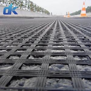 Géogrille en Polyester PET à haute résistance à la traction 200kn 300kn 400kn pour le pavage de <span class=keywords><strong>grille</strong></span> de gravier de mur de soutènement de renfort de route - Product Image 4