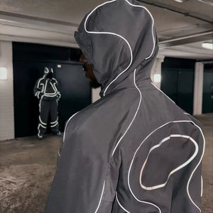 नए कस्टम ओवरसाइज स्पोर्टवियर स्ट्रीटवेयर स्वेटसूट 3 मीटर चिंतनशील जैकेट और जॉगर सेट विंडब्रेकर नायलॉन पुरुषों ट्रैकसूट - Product Image 5