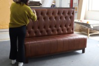 Ensemble de mobilier de restaurant en forme de L sur mesure avec revêtement en cuir PU, banquette capitonnée à dossier haut et table pour hôtel et café