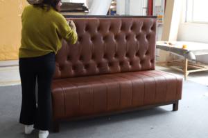 Ensemble <span class=keywords><strong>de</strong></span> mobilier <span class=keywords><strong>de</strong></span> restaurant en forme <span class=keywords><strong>de</strong></span> L sur mesure avec revêtement en cuir PU, banquette capitonnée à dossier haut et table pour hôtel et café - Product Image 5