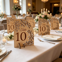 Numéros de table en bois sur mesure avec décoration artistique de style rustique. Panneaux de table élégants parfaits pour les mariages, les fêtes, les hôtels et