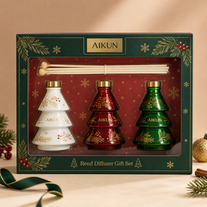 Diffuseur de parfum en verre transparent Aikun en forme de sapin de Noël avec bâtonnets noirs, capuchon doré, ruban vert, coffret et sac pour la vente de Noël - Product Image 2