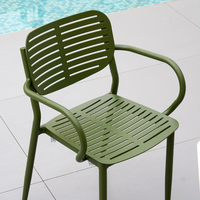 Ensemble de salle à manger moderne pour jardin, véranda ou café. Mobilier de restauration extérieur pour hôtels et parcs. Table et chaises de salle à manger en aluminium avec revêtement en poudre