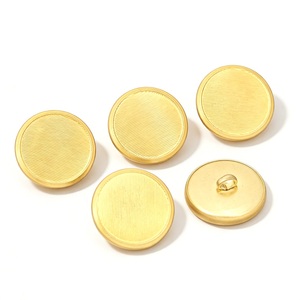 Boutons ronds en métal doré avec logo en relief et motif diamant pour costume de smoking classique, veste et blazer - Product Image 4