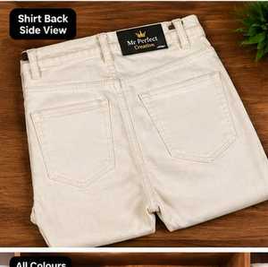 Jeans en denim doux pour hommes, bleu classique, finition délavée, avec poches arrière élégantes et coupe décontractée confortable - Product Image 2
