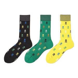 Chaussettes pour hommes à motif de crâne coloré, chaussettes fantaisie style streetwear sombre, chaussettes décontractées pour Halloween, OEM personnalisé, vente en gros - Product Image 1