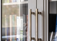 Bibliothèque Moderne avec Portes Vitrées et Niche TV – Meuble de Bibliothèque Personnalisé pour Bureau à Domicile ou Salon