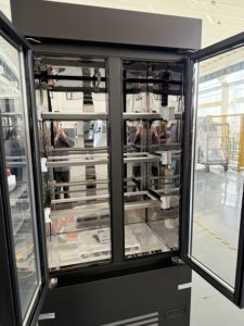 Vitrine réfrigérée commerciale à double <span class=keywords><strong>porte</strong></span> pour pâtisseries, vitrine de présentation réfrigérée pour gâteaux et desserts en verre trempé <span class=keywords><strong>noir</strong></span> - Product Image 5
