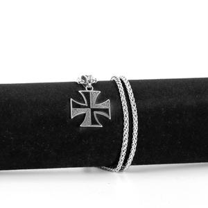 Colgante de Cruz de Hierro de Acero Inoxidable 316L en Tono Plateado Zoryn con Grabado de Llama en Acabado Negro, Estilo Gótico para Hombre - Product Image 5