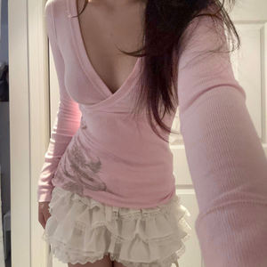 Camiseta de manga larga ajustada con estampado floral vintage y cuello en V cruzado, diseño inspirado, top sencillo y versátil - Product Image 3