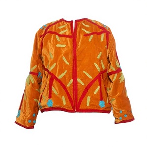 Veste d'extérieur pour femme, artisanale, brodée de fleurs, en velours Suzani, matelassée, écologique, à séchage rapide, personnalisable, rembourrage en coton - Product Image 1