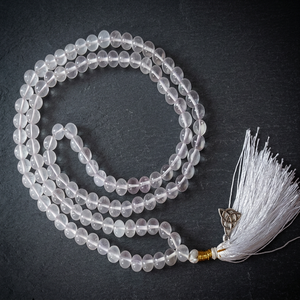 Collier Jap Mala bouddhiste fait main en perles de quartz sparagite naturel de 8 mm, pierres de cristal et breloques religieuses en argent - Product Image 1