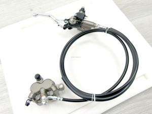 Freins arrière Ultra Bee modifiés pour Lightbee : Kit <span class=keywords><strong>de</strong></span> <span class=keywords><strong>frein</strong></span> arrière compatible (étriers arrière, disques, supports) - Product Image 1