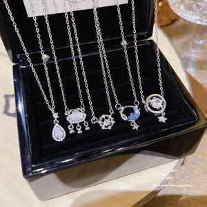 Collana con Ciondolo a Forma di Luna in Zirconi Placcato Oro 18K di Alta Qualità per Donna, Elegante Catena alla Moda - Product Image 1