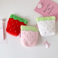 Étui pour écouteurs en peluche fraise mignon pour étudiant, porte-clés dessin animé, porte-monnaie, porte-carte de bus, porte-carte de campus, personnalisable