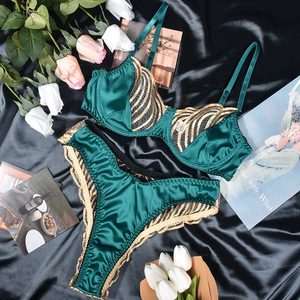 Conjunto de Lencería Sexy de Dos Piezas con Tanga de Malla Verde de Alta Calidad y Encaje Satinado - Product Image 6