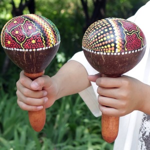 Maraca en Coque de Noix de Coco Professionnel, Instrument de Percussion à Main, Balle de Sable Rythmique, Matériau Écologique en Bois Peint, pour Accompagnement Musical Folklorique - Product Image 1