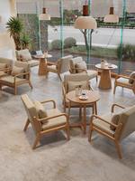 Ensemble table et chaises de café personnalisable en bois massif, style minimaliste moderne, pour 4 personnes, idéal pour bars, maisons d'hôtes, librairies, salons de thé, cafés