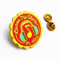 Kerajinan kustom lencana logam dengan gratis desain Logo lembut dan keras Enamel Pin karakter Anime kemasan gaya tradisional